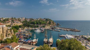 Türkiye 'nin Antalya kentindeki Antalya kentindeki yat limanı ve kırmızı ev çatılarının havadan görünüşü. Antalya 'nın turistik şehir merkezindeki deniz koyunda. Antalya 'da güneşli bir gün, Türkiye' nin simgesi. Seyahat Antalya, Antalya Yatları