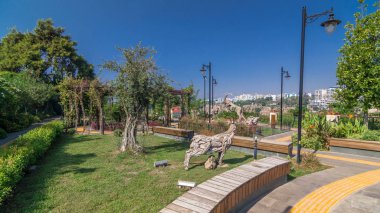 Meremerli park timelapse hyperlapse, eski liman ve Antalya Akdeniz manzaralı kayalık uçurum tepesinde yer alan. Parlak çiçek ve yeşil çimen