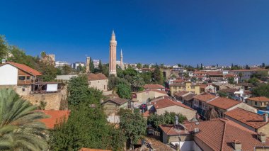 Antalya Old Town timelapse hyperlapse, Türkiye, Yivli Minare, saat kulesi ve Tekeli Mehmet Paşa Camii ile kırmızı kiremit çatılar. Yaz günü, mavi gökyüzü