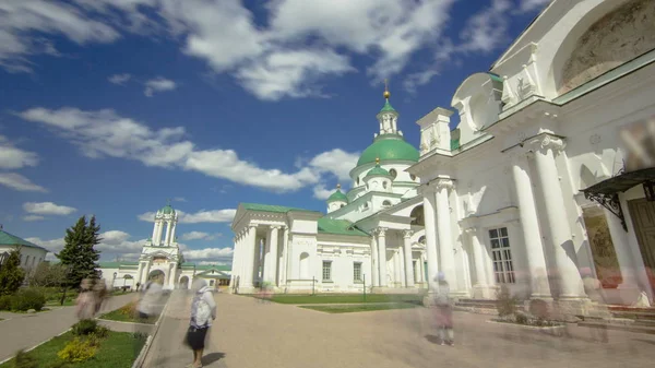 Dimitrievsky Catedral y Zachatievsky Catedral del Monasterio de Spaso-Yakovlevsky timelapse hiperlapso en Rostov, Rusia . — Foto de Stock