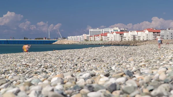 Spiaggia Ghiaia Marina Città Adler Timelapse Iperlapse Con Case Cielo — Foto Stock