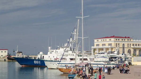 Complejo Construcción Puerto Marítimo Municipal Sochi Con Barco Pescadores Timelapse — Foto de Stock