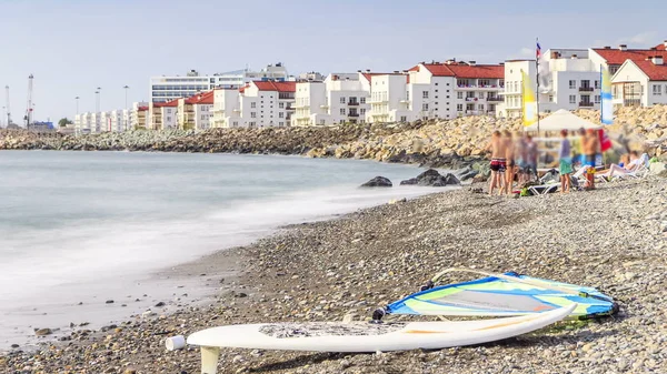 Spiaggia Ghiaia Marina Con Pesce Vela Città Adler Timelapse Con — Foto Stock