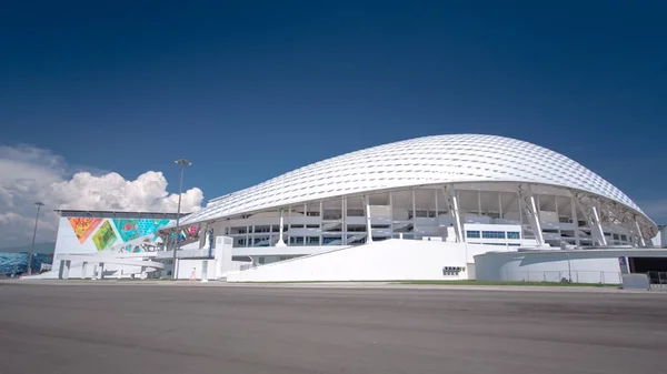 奥林匹克体育场 Fisht Timelapse Hyperlapse 与蓝色多云天空在索契 俄国4K — 图库照片