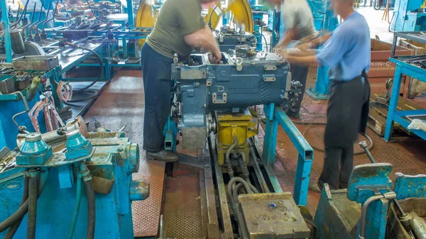 Silnik Ciągnika Montowane Linii Produkcyjnej Fabryki Timelapse Factory Ciągnika Pracowników — Zdjęcie stockowe