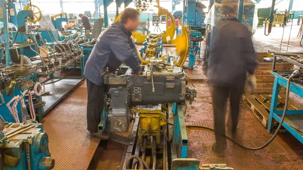 Traktorns Motor Monterad Fabrik Produktionslinje Traktor Fabriken Timelapse Arbetstagare Enhetlig — Stockfoto