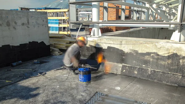 Roofer Menginstal Roofing Terasa Dengan Pemanasan Dan Pencairan Bitumen Roll — Stok Foto