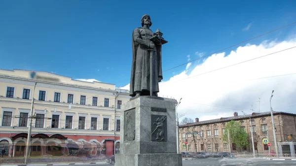 Yaroslavl - Yaroslav bilge timelapse hyperlapse wirh trafik ve mavi bulutlu gökyüzü kurucusu anıt