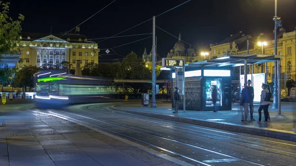 Nowe Nowoczesne Tramwaje Chorwacki Kapitału Timelapse Noc Zagrzeb Pobliżu Dworca — Zdjęcie stockowe