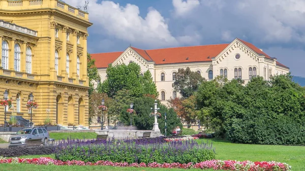 Budynek Timelapse Chorwackiego Teatru Narodowego Chorwacja Zagrzeb Trawnik Zielony Niebieski — Zdjęcie stockowe