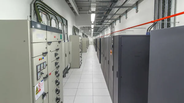 数据中心中列有服务器硬件的房间会出现延迟时间 动力室的现代设备 — 图库照片