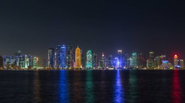 Gökdelenler, gökdelenler, gökdelenler, gökdelenler, gökdelenler, gökdelenler, Katar, Orta Doğu aydınlatmalı kuleler, körfez suyuna yansıyor..