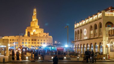 Souq Waqif gece programı. Katar, Doha 'da popüler bir pazar yeri. Souq, geleneksel giysi, baharat, el işi ve hediyelik eşya satışıyla ünlüdür. Arkaplanda İslami merkez
