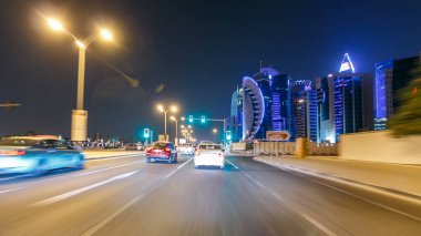 Trafikte sürücü corniche road ve şehir merkezi Doha timelapse hyperlapse drivelapse sokaklarda. Katar, Orta Doğu