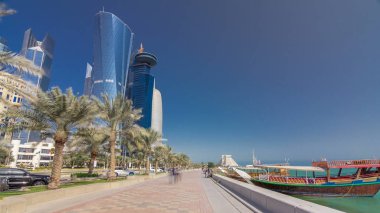 West Bay timelapse hyperlapse ile modern gökdelenler, Katar Doha'nın Corniche üzerinde yürümek. Corniche fantastik parklarla, su sporları, geleneksel dhow yarışları ve daha fazlası için bilinen bir popüler egzersiz konumudur