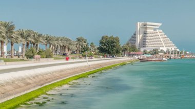 Batı Körfezi 'ndeki Doha' s Corniche, Katar 'daki eski teknelerle birlikte. Corniche, fantastik gezinti yerleri, su sporları, geleneksel dhow yarışları ve daha pek çok şeyle bilinen popüler bir egzersiz mekanıdır.