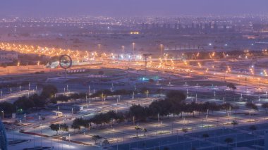 Doha 'da Aspire Zone' nin tepeden tırnağa hava görüntüsü. Yollarda ve araba parklarında trafik vardı. Sisli hava