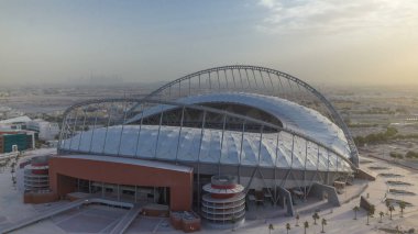 Doha, Katar - Jan 2018 yaklaşık: Hava manzara Aspire bölgesinin sabah gündoğumu timelapse Doha sırasında en üstünde. Güneş ışık ışınları ile sisli hava