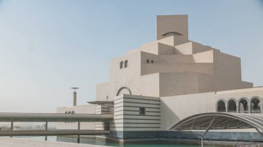 Doha, Katar - Jan 2018 yaklaşık: Katar'ın İslami Sanatlar Müzesi timelapse çevresindeki koyda demirlemiş dhows ile Doha Corniche, yanında insan yapımı, adada