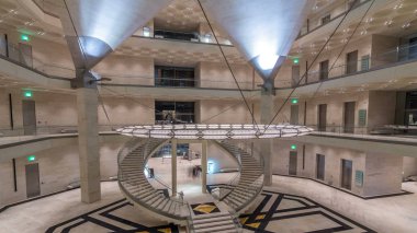 Doha, Katar - Jan 2018 yaklaşık: görünüm, ikonik Sanatlar Müzesi İslam timelapse hyperlapse Bina içinde. Mia Doha Corniche yapay bir yarımadada yer alır.