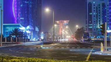 Doha West Bay görünümü gece timelapse, Doha, Katar, Orta Doğu. Kavşak trafik. Sisli hava