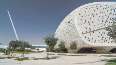Doha, Katar - Jan 2018 yaklaşık: Doha Katar Vakfı tarafından başlatılan eğitim şehir karmaşık timelapse hyperlapse görünümünü. İslam Araştırmaları ve Camii Fakültesi. Birkaç Batı üniversiteler içerir