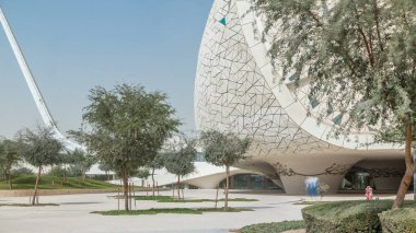 Doha, Katar - Jan 2018 yaklaşık: Doha Katar Vakfı tarafından başlatılan eğitim şehir karmaşık timelapse görünümünü. İslam Araştırmaları ve Camii Fakültesi. Birkaç Batı üniversiteler içerir