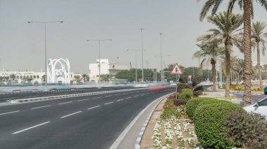 İslami anıt. Katar 'ın Doha kentindeki Corniche' nin arkasındaki Alrumeilah Aile Parkı 'nın sembolik giriş zamanı. Yolda trafik vardı.