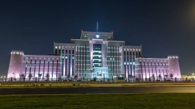 Doha 'daki İçişleri Bakanlığı' nın gece programı. Park manzarası. Yollarda trafik vardı. Doha, Katar, Orta Doğu