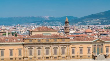 Boboli Bahçeleri 'nden (Giardino di Boboli) Floransa manzaralı tarihi binalar üzerindeki manzara. İtalya. Yazın mavi gökyüzü. Havadan üst görünüm.