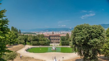 Boboli Bahçeleri Parkı zaman çizelgesi, Neptün Çeşmesi ve İtalya 'nın Floransa kentindeki The Palazzo Pitti' nin uzak bir manzarası. Popüler turistik eğlence ve varış yeri. Arka planda eski tarihi şehir