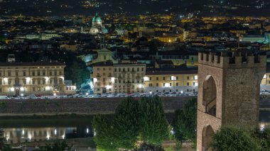 Aziz Nicholas, Sinagog, Arno nehri ve Piazzale Michelangelo 'daki diğer sarayların gece görüşü. Floransa, İtalya. Tarihi kentin akşam aydınlanması