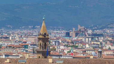Boboli Bahçeleri 'nden (Giardino di Boboli) Floransa manzaralı tarihi binalar üzerindeki manzara. İtalya. Yazın mavi gökyüzü. Havadan üst görünüm.