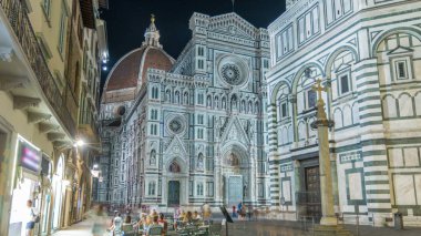 İtalya 'daki Floransa katedrali (Duomo) olan Santa Maria del Fiore Bazilikası' nın önünde. Akşam aydınlatması. Çan kulesi ve kubbe