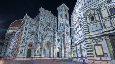 İtalya Floransa (Duomo) katedral kilise Basilica di Santa Maria del Fiore gece timelapse hyperlapse açık. Akşam aydınlatma. Çan Kulesi ve kubbe