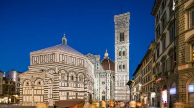 The Basilica di Santa Maria del Fiore ve Baptistery San Giovanni 'nin cephe geçiş zamanı. İtalya 'daki Floransa Katedrali (Duomo) kilisesidir. Akşam aydınlatması. Çan kulesi ve kubbe