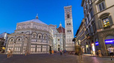 The Basilica di Santa Maria del Fiore ve Baptistery San Giovanni 'nin cephe geçiş zamanı. İtalya 'daki Floransa Katedrali (Duomo) kilisesidir. Akşam aydınlatması. Çan kulesi ve kubbe