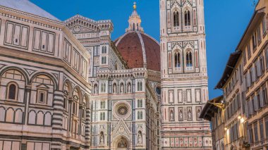 İtalya 'daki Floransa Katedrali (Duomo) olan Basilica di Santa Maria del Fiore' nin önünden gece saatine. Akşam aydınlatması. Çan kulesi ve kubbe