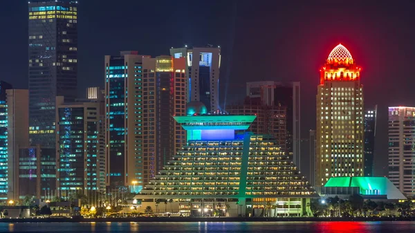 Gökdelenler, gökdelenler, gökdelenler, gökdelenler, gökdelenler, gökdelenler, Katar, Orta Doğu aydınlatmalı kuleler, körfez suyuna yansıyor..