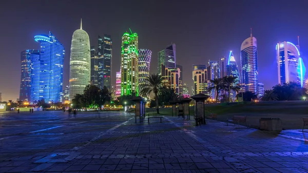 Wieżowiec Doha Nocy Timelapse Hiperlapse Widziany Parku Oświetlone Drapacze Chmur — Zdjęcie stockowe