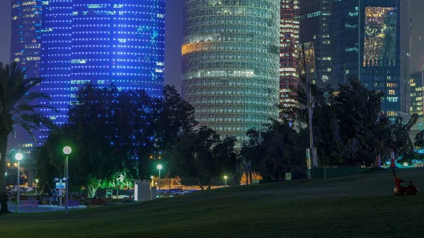 Doha Éjszakai Időzóna Toronyháza Parkból Nézve Világító Felhőkarcolók Tenyerek Nyugati — Stock Fotó