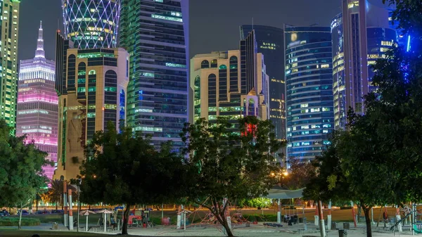 Skyline Van Doha Nachts Met Sterrenhemel Gezien Vanaf Park Timelapse — Stockfoto