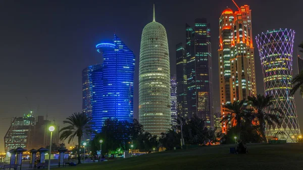 Bairro Alto Doha Noite Timelapse Visto Parque Arranha Céus Palmeiras — Fotografia de Stock