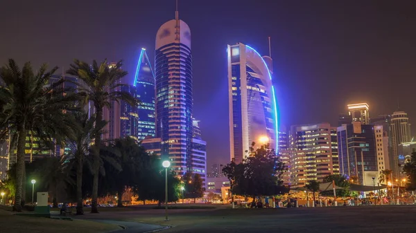 Den Höga Stadsdelen Doha Natten Timelapse Sett Utifrån Parken Ljusskyskrapor — Stockfoto