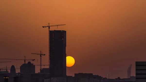 Une Tour Doha Timelapse Qatar Construction Silhouette Contre Coucher Soleil — Photo