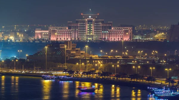 Doha Ufuk Çizgisi İçişleri Bakanlığı ve Posta Ofisi gece çizelgesi. Yukarıdan hava görüntüsü. Körfez suyundaki yansıma. Doha, Katar, Orta Doğu