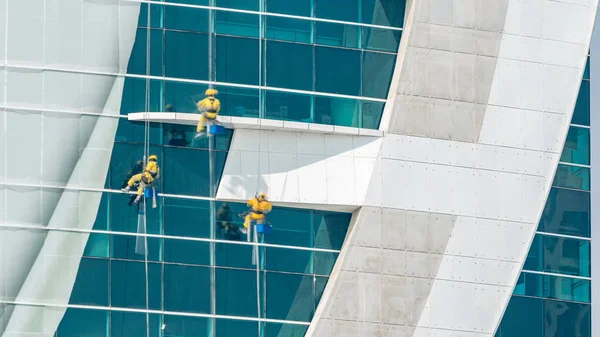 工人们正在洗刷现代摩天大楼的窗户 阳光灿烂的日子 卡塔尔多哈 — 图库照片