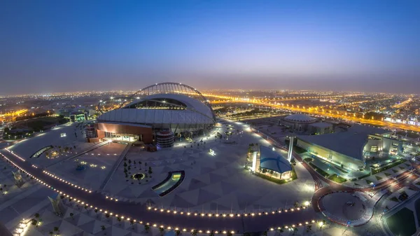 Doha, Katar - Jan 2018 yaklaşık: Hava manzara Aspire bölgesinin en iyi gece gün timelapse Doha için. Yolda trafik. Sisli hava