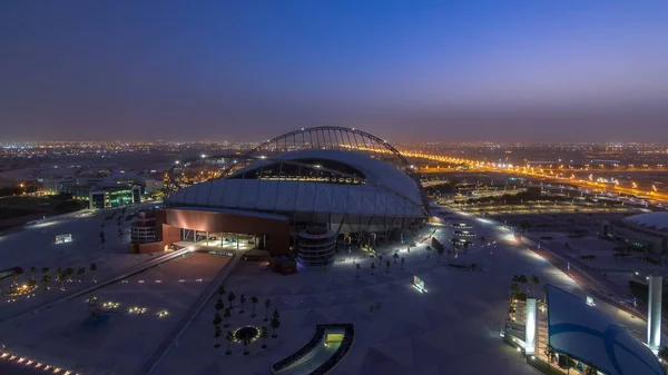 Doha, Katar - Jan 2018 yaklaşık: Hava manzara Aspire bölgesinin en iyi gece gün timelapse Doha için. Yolda trafik. Sisli hava