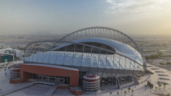 Doha, Katar - Jan 2018 yaklaşık: Hava manzara Aspire bölgesinin sabah gündoğumu timelapse Doha sırasında en üstünde. Güneş ışık ışınları ile sisli hava